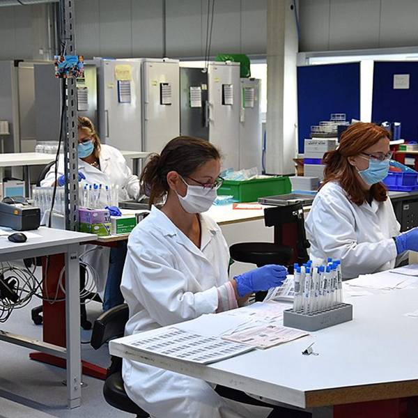 Laborunion-Beschriftung_von_Covid-Abstrichen_li._Madelei