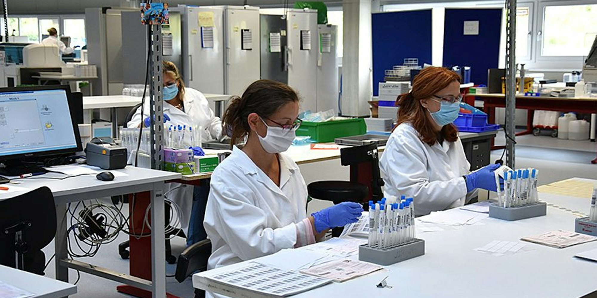 Laborunion-Beschriftung_von_Covid-Abstrichen_li._Madelei