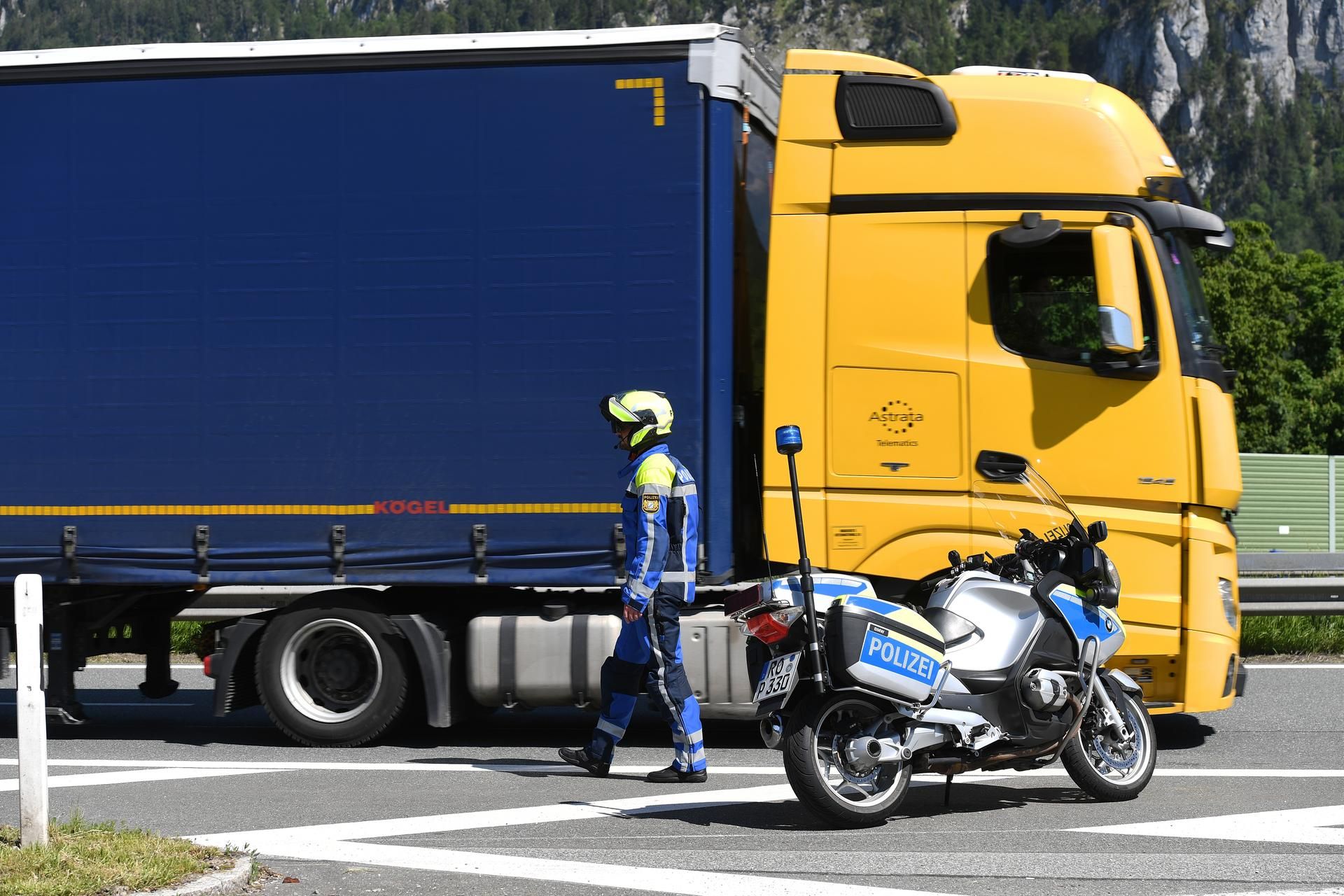 Lkw Symbolbild dpa