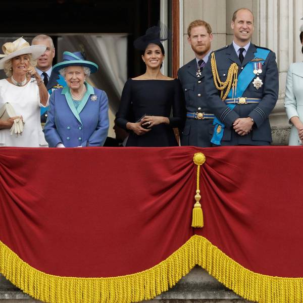 Queen auf Balkon dpa 310522