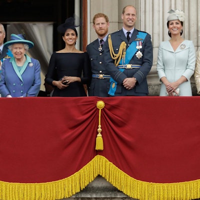 Queen auf Balkon dpa 310522