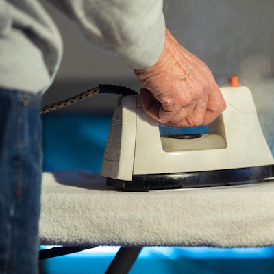 Mann_bügelt_die_Wäsche