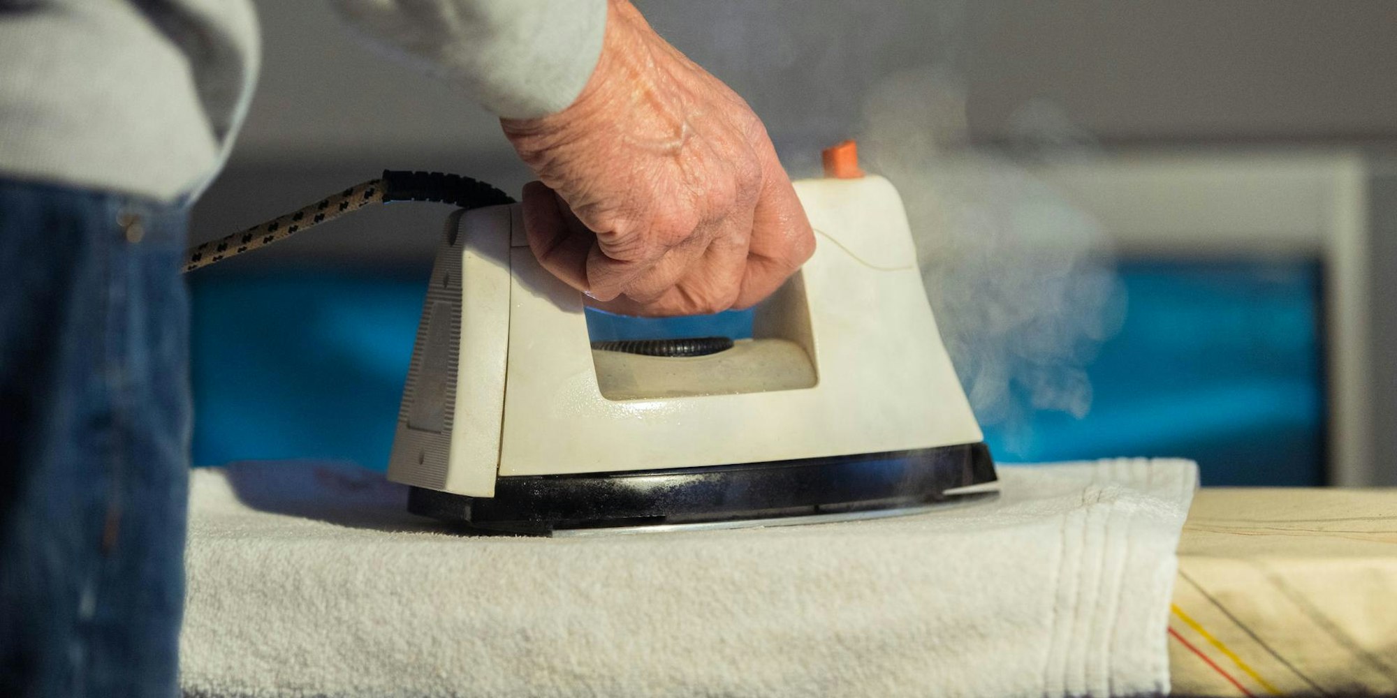 Mann_bügelt_die_Wäsche