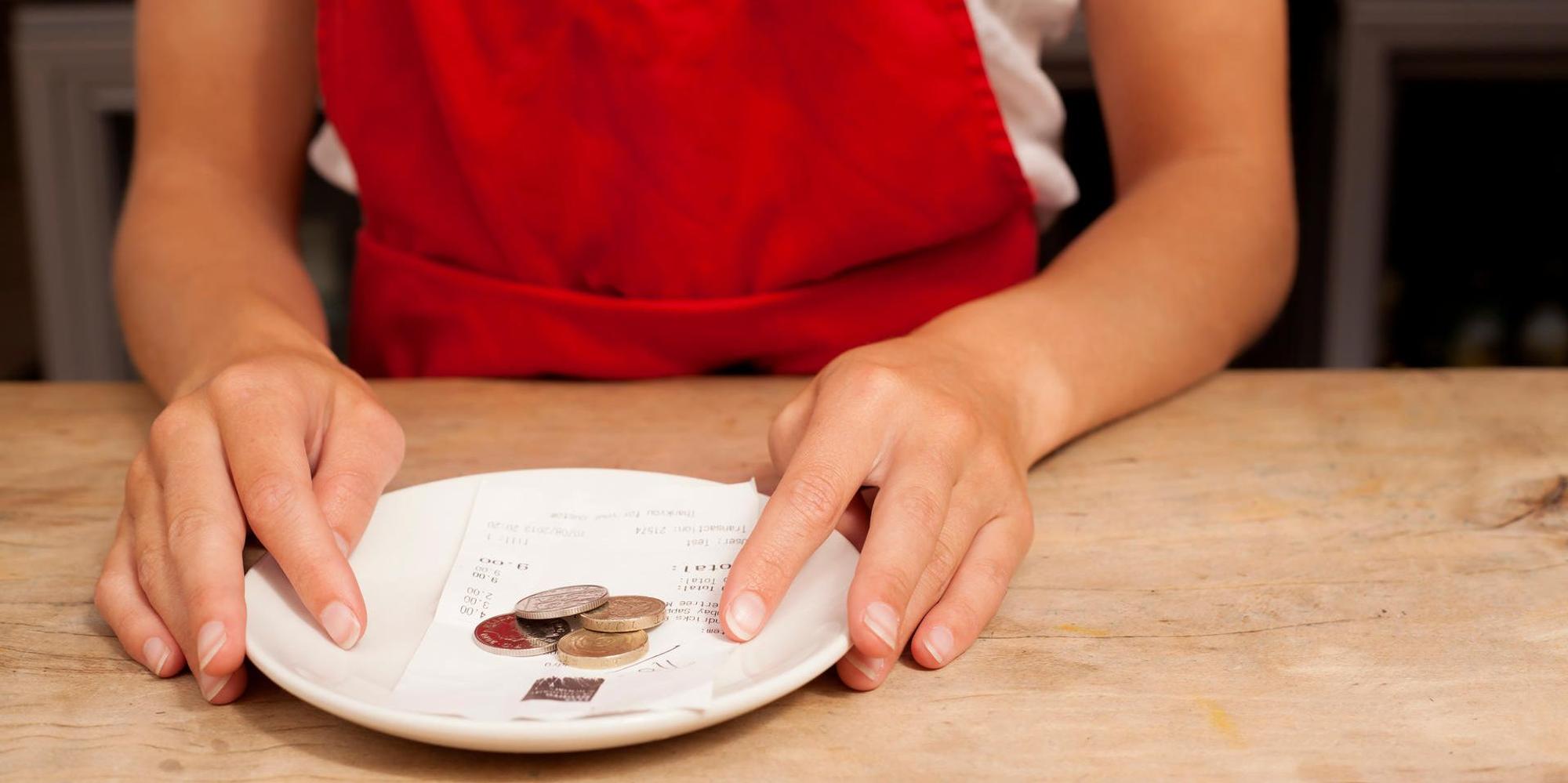 Kellnerin mit Trinkgeld