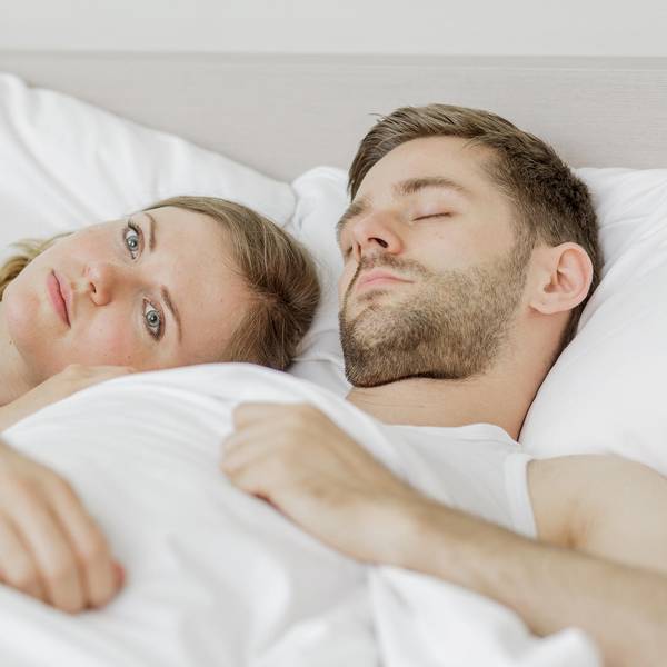 Paar liegt im Bett