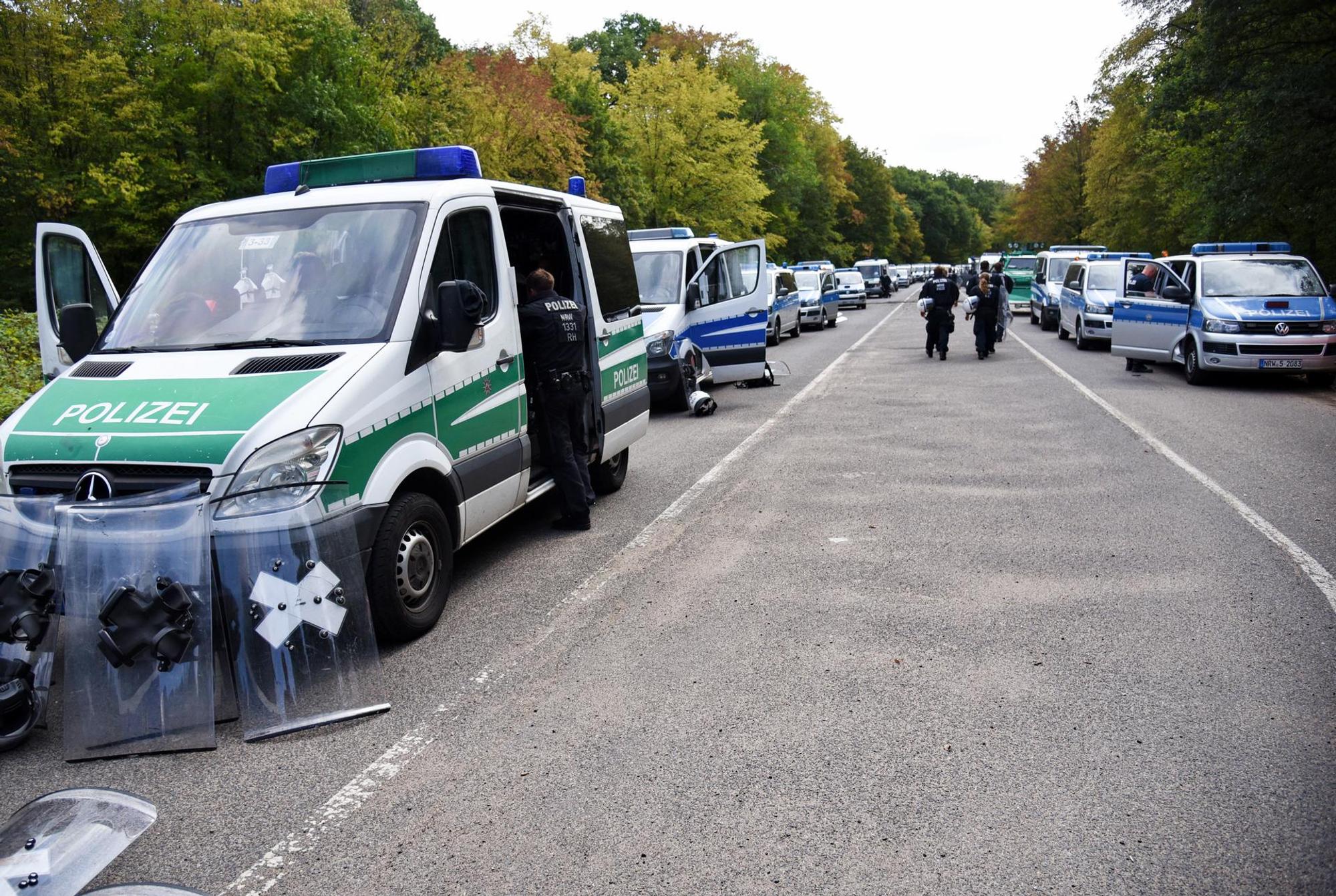Tagebau Hambach Polizeifahrzeuge dpa