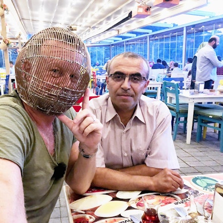 Jenke will mit Käfig zum Nichtraucher werden