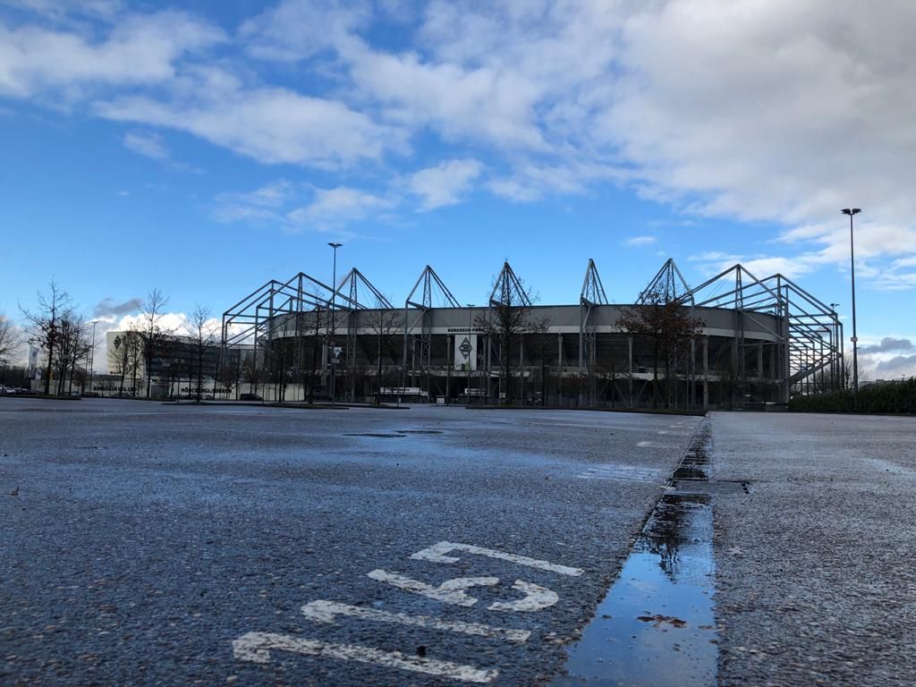 Leer ums Stadion