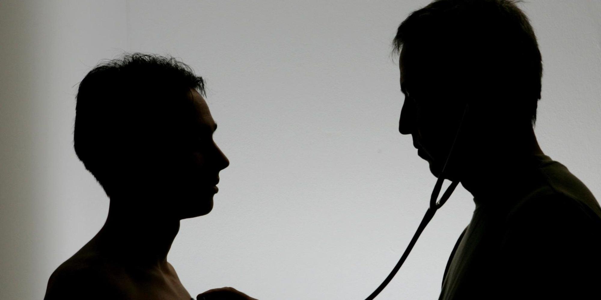 Arzt untersucht Patient_Schatten