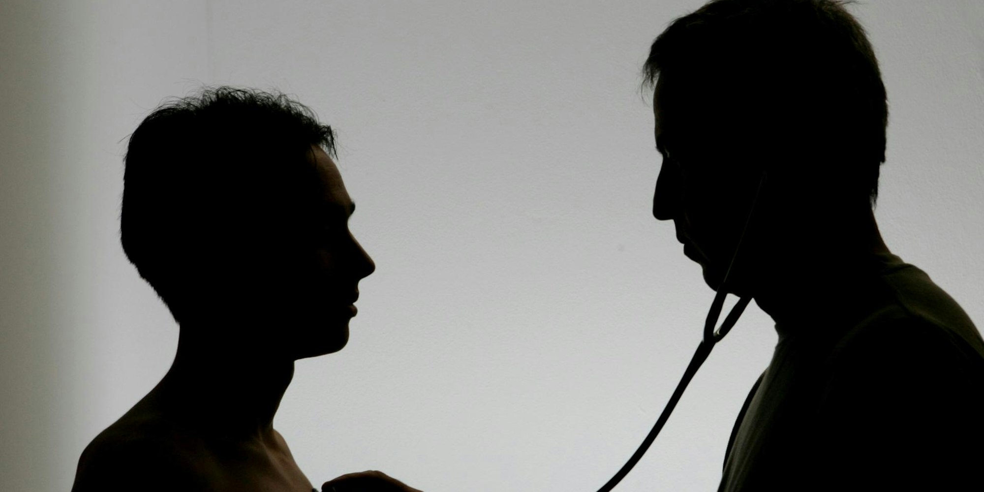 Arzt untersucht Patient_Schatten