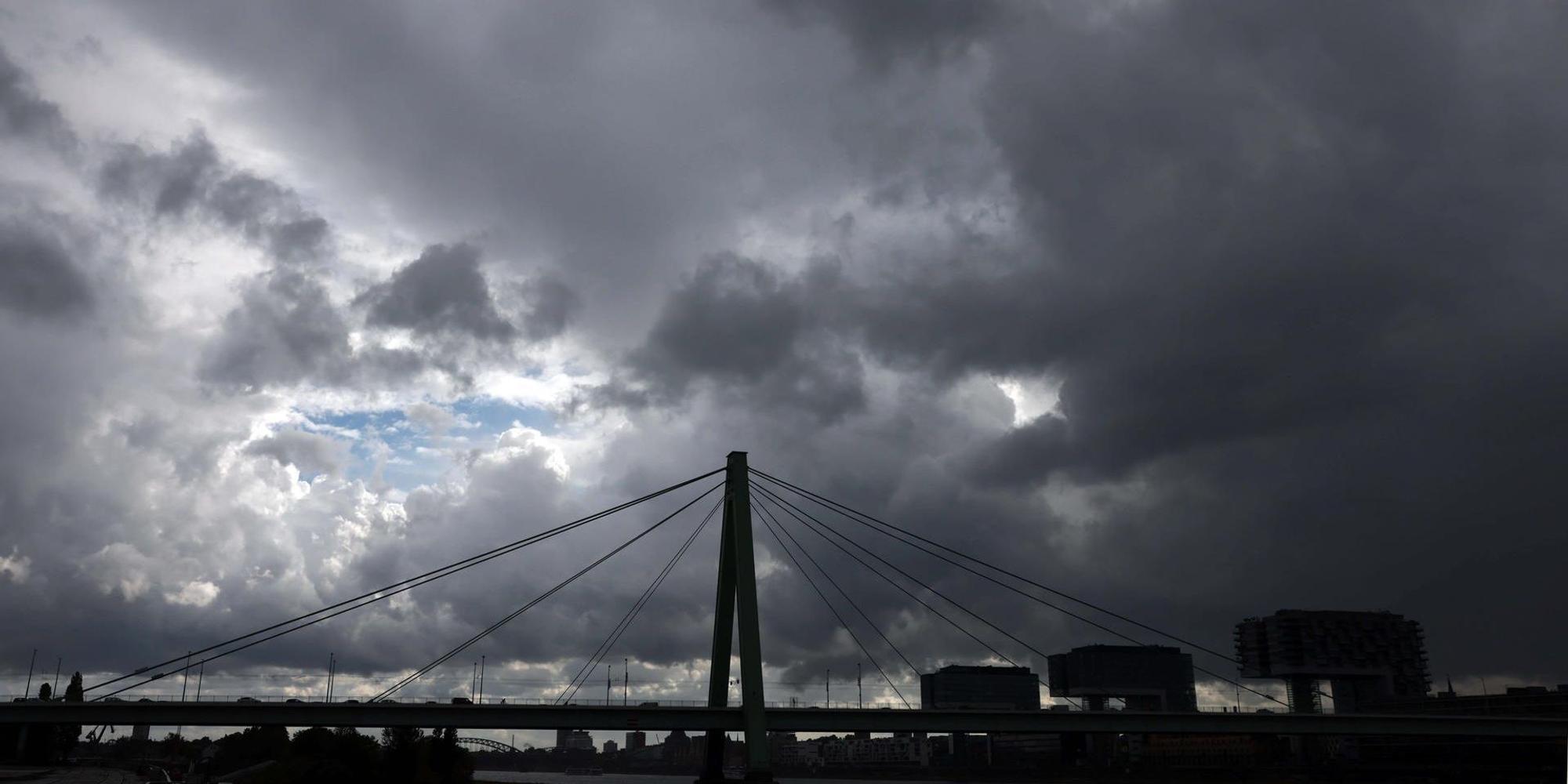 Dunkle Wolken über Köln