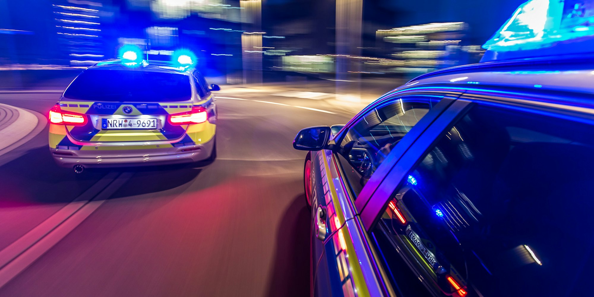 Funkstreifenwagen-Einsatzfahrt-Nacht-Fahrtrichtung-Blaulicht-01