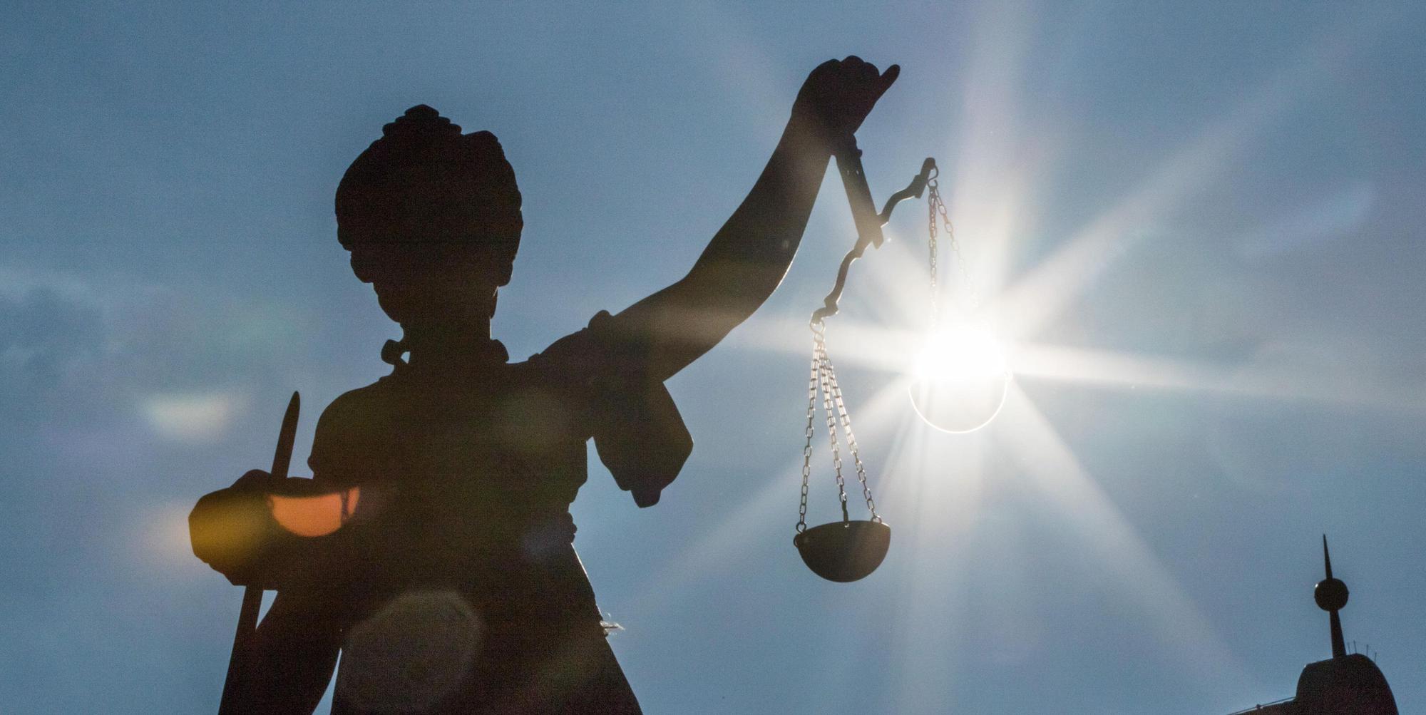 Justitia vor blauem Himmel