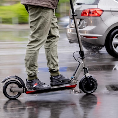 E-Scooter sind für den Straßenverkehr zugelassen. Und immer wieder kommt es zu Unfällen mit diesen Elektro-Zweirädern, dabei liegt die oberbergische Stadt Waldbröl an der Spitze der jüngsten Statistik.