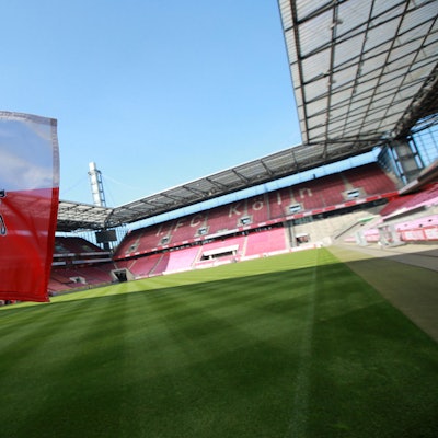 RHeinenergiestadion mit FC-Flagge