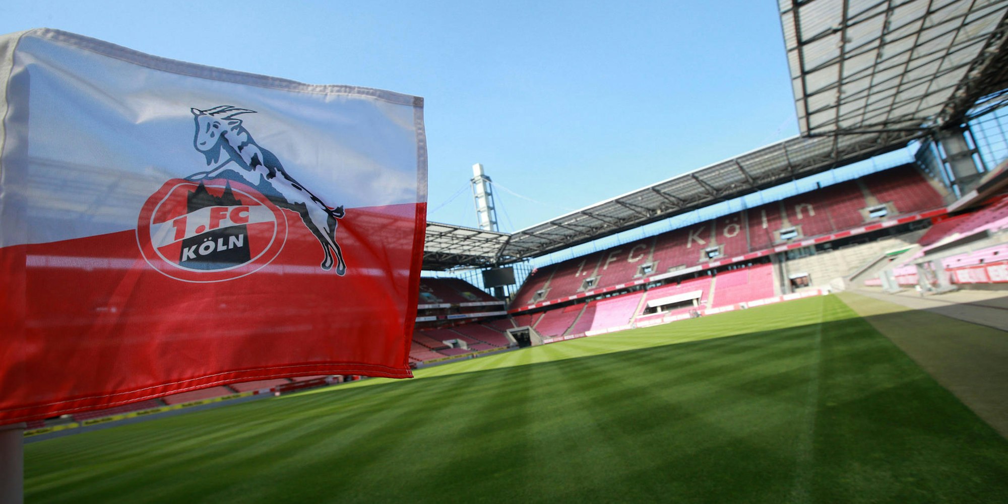 RHeinenergiestadion mit FC-Flagge