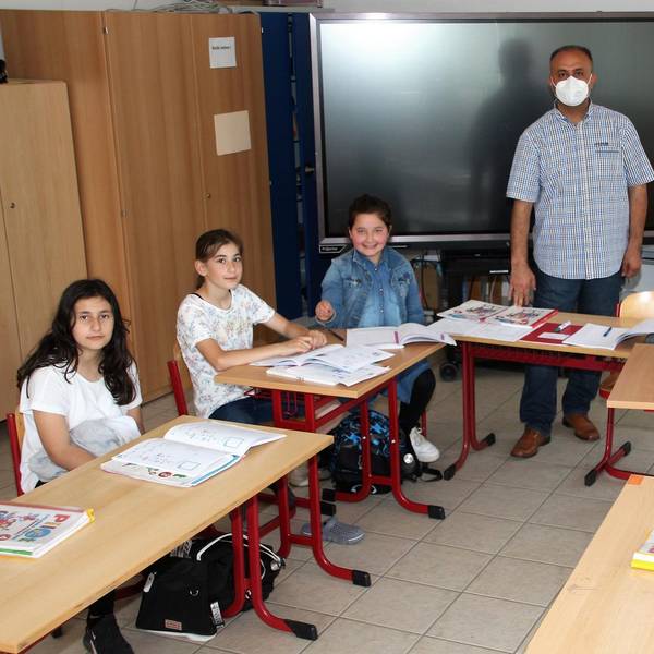 Grundschule Lindlar West. Fatih Merl gibt Schülern und Schülerinnen der Grundsch