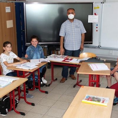 Grundschule Lindlar West. Fatih Merl gibt Schülern und Schülerinnen der Grundsch