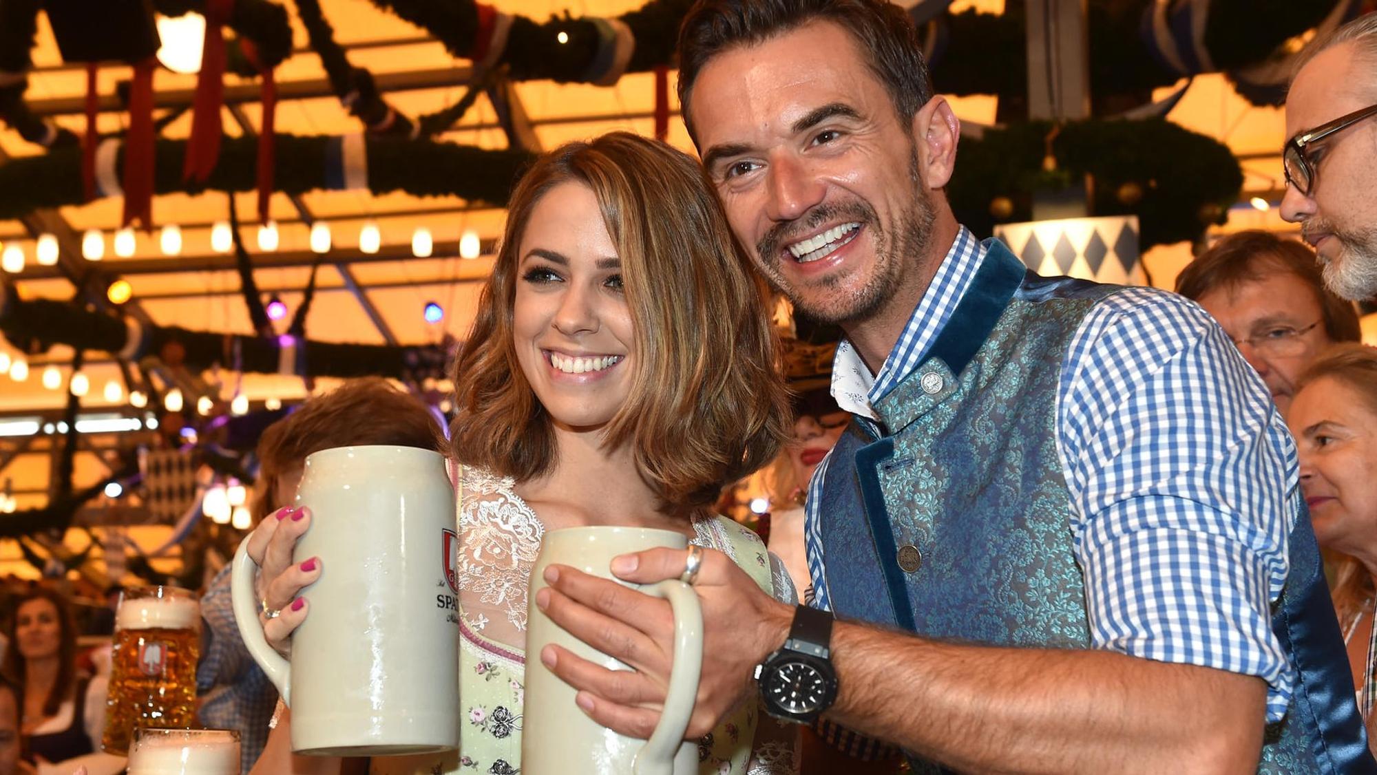Vanessa Mai und Florian Silbereisen mit Bembel in der Hand auf dem Oktoberfest 2016.
