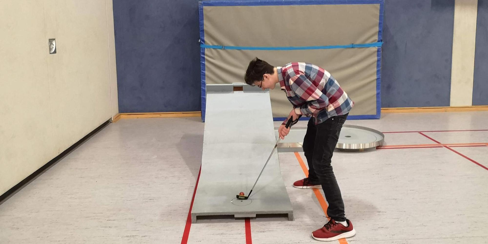 Minigolf in Turnhalle