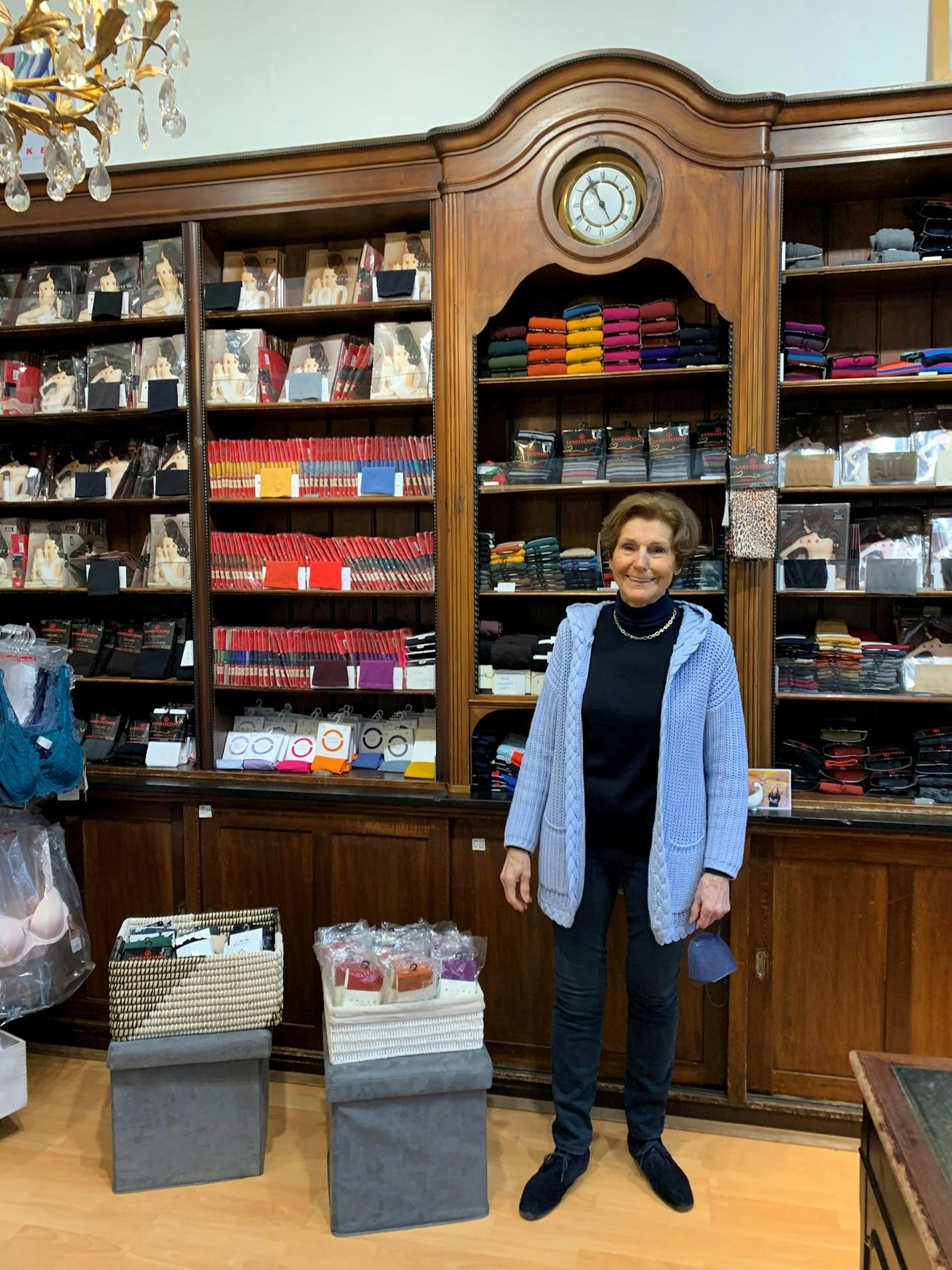 Dorothee Schmuckat in Ihrem Geschäft