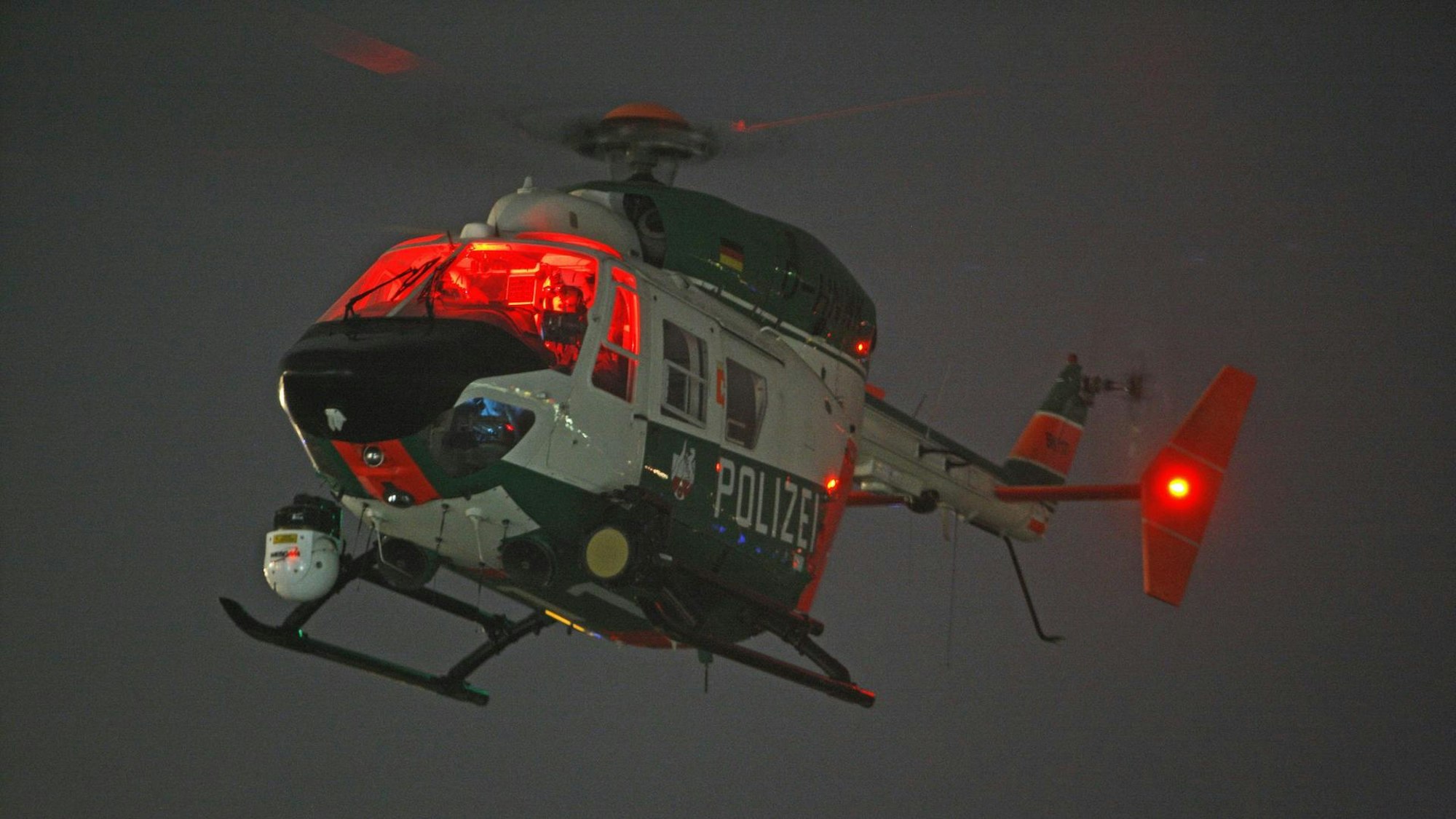 Ein Hubschrauber mit dem Schriftzug "Polizei".