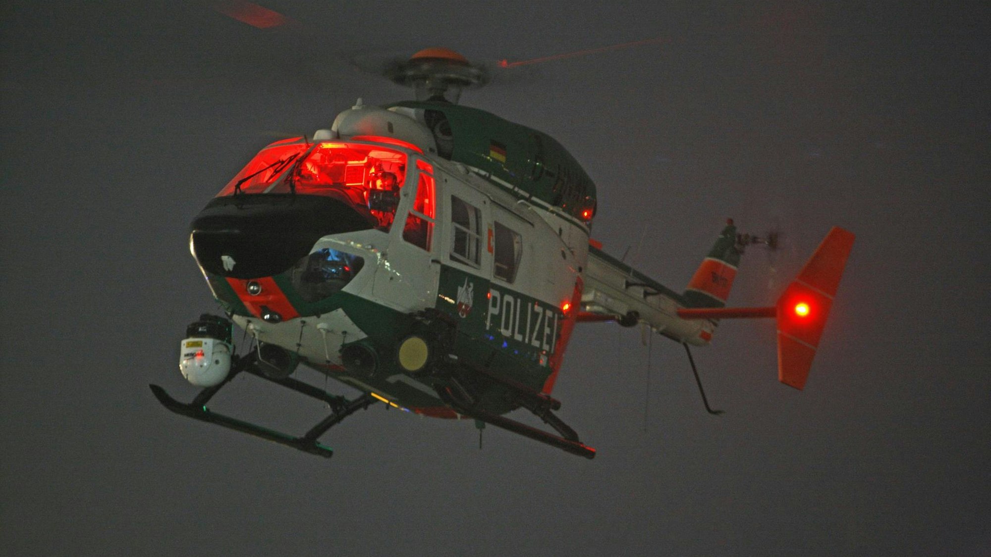 Ein Polizeihubschrauber in der Dunkelheit.