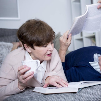 Senioren Paar Ehe lesen imago