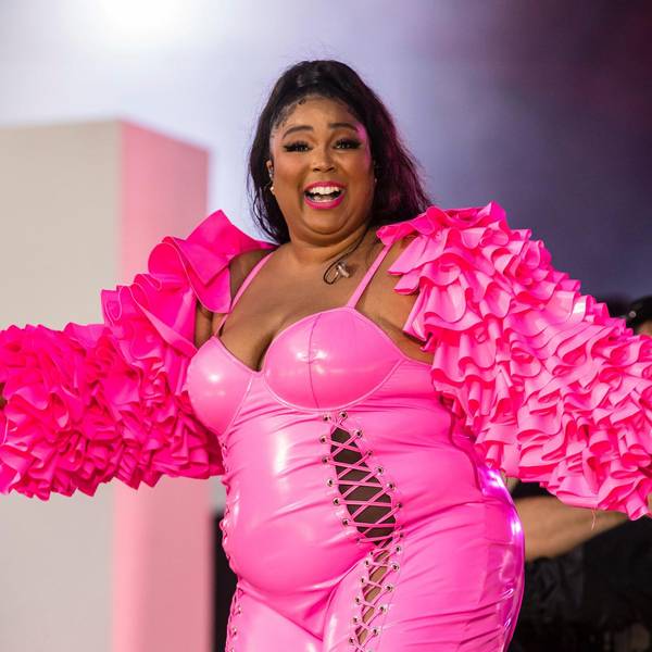 Lizzo bei einem Auftritt in New York. Sie trägt ein pinkes Outfit.