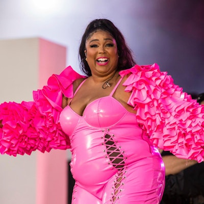 Lizzo bei einem Auftritt in New York. Sie trägt ein pinkes Outfit.