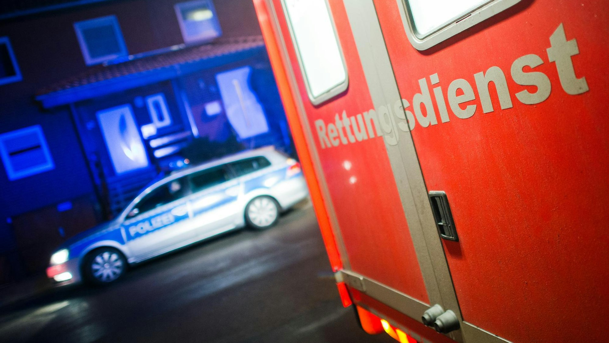 Der Mann wurde bei dem Angriff schwer verletzt und musste vom Rettungsdienst (hier ein Symbolbild) behandelt werden. Die Polizei ermittelt.