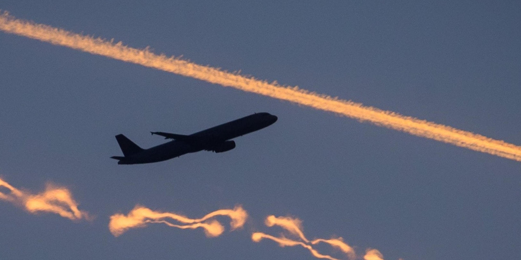 Flugzeug_am_Abendhimmel dpa