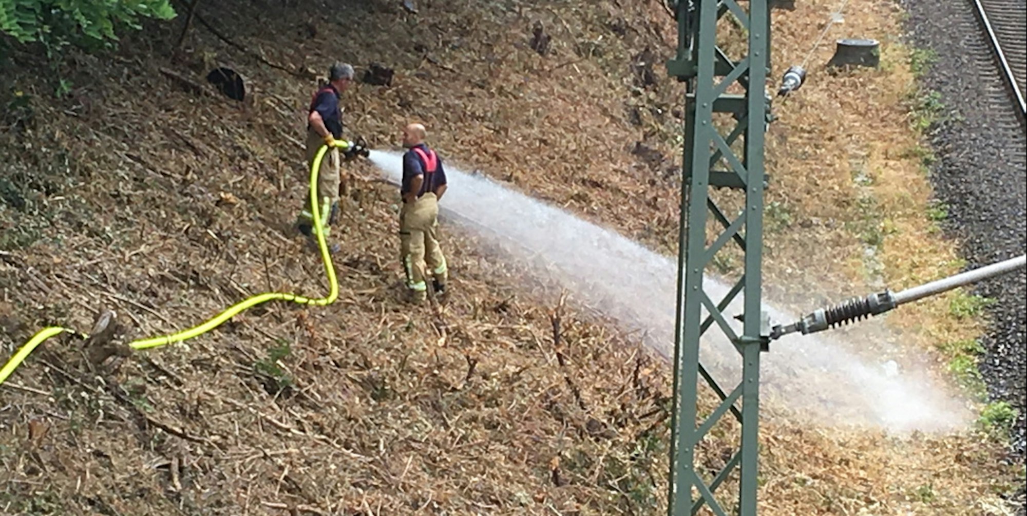 Feuerwehr wässert ICE-Trasse