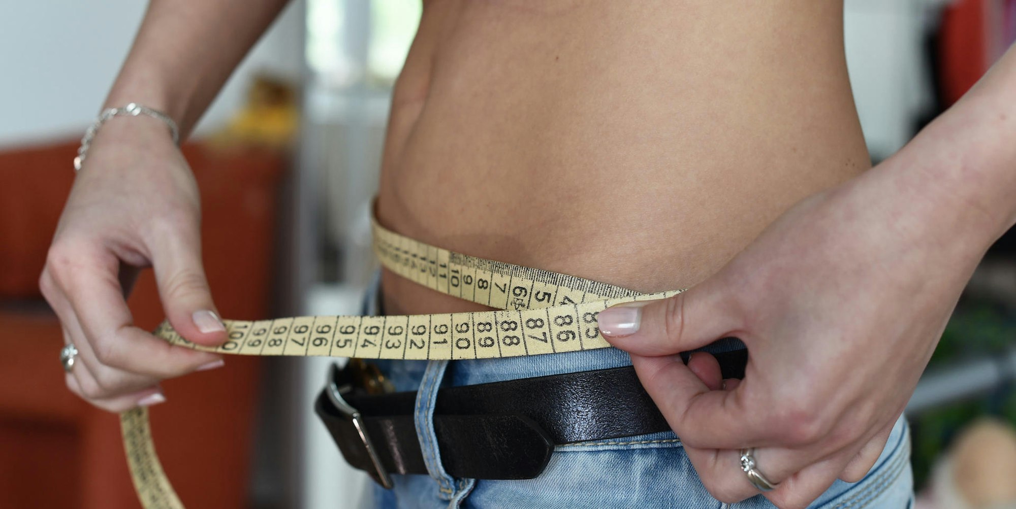 Maßband um den Bauch