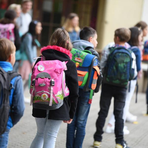Grundschulkinder Symbol 121121
