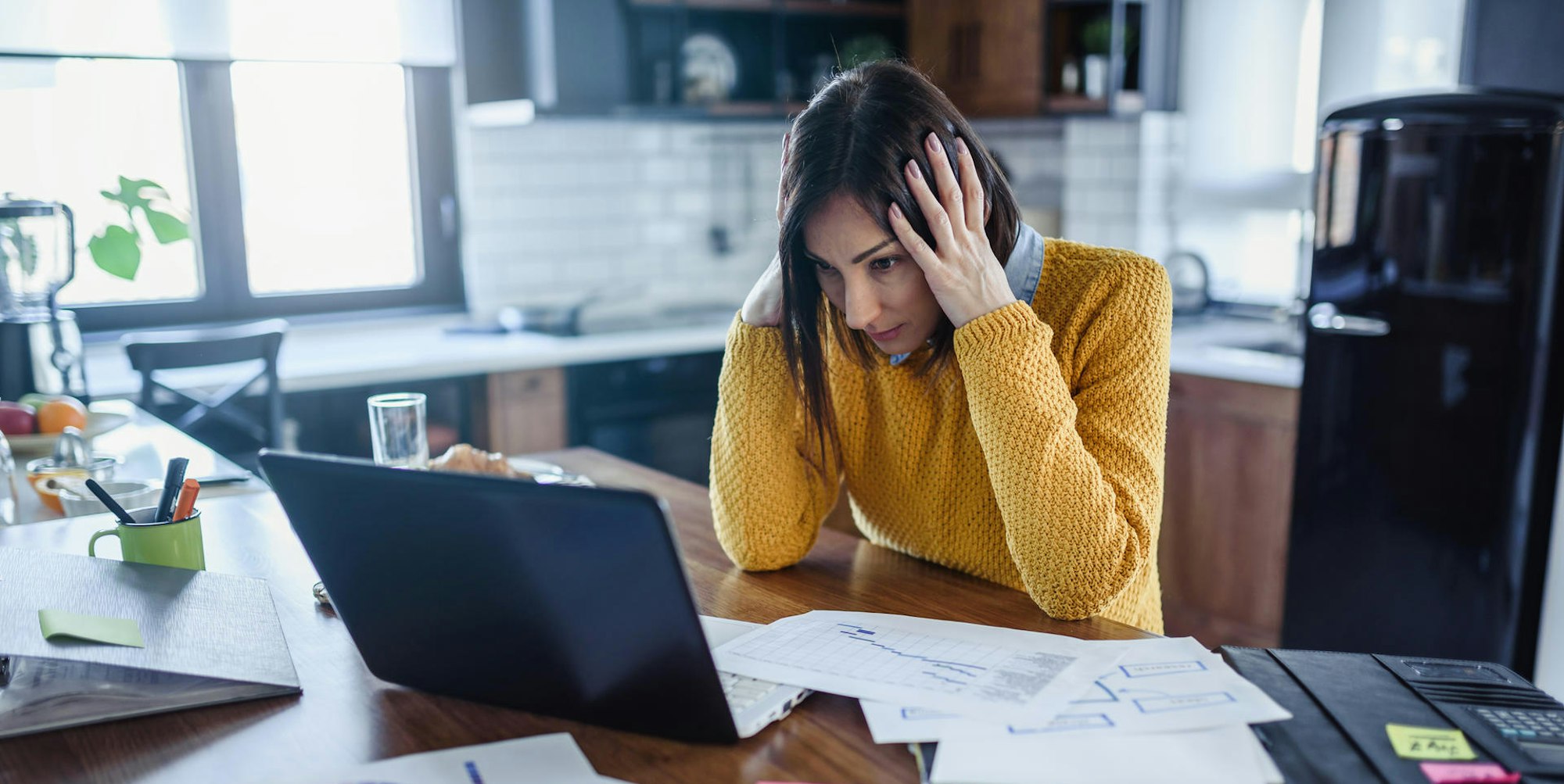 Gestresste Frau im Homeoffice GettyImages
