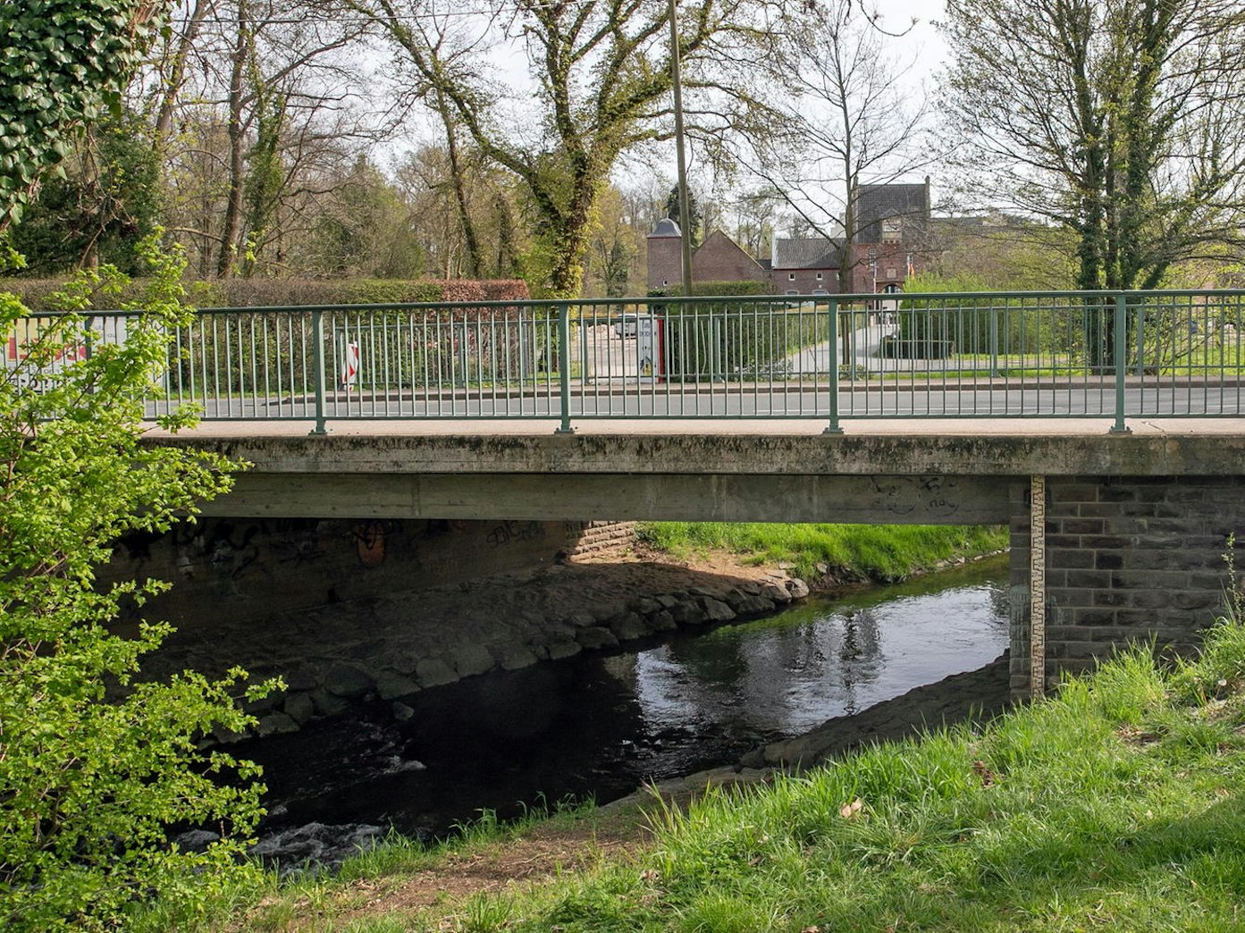 Heimerzheim_Bruecke_an_der_Burg_jst_Hochwasserschutz