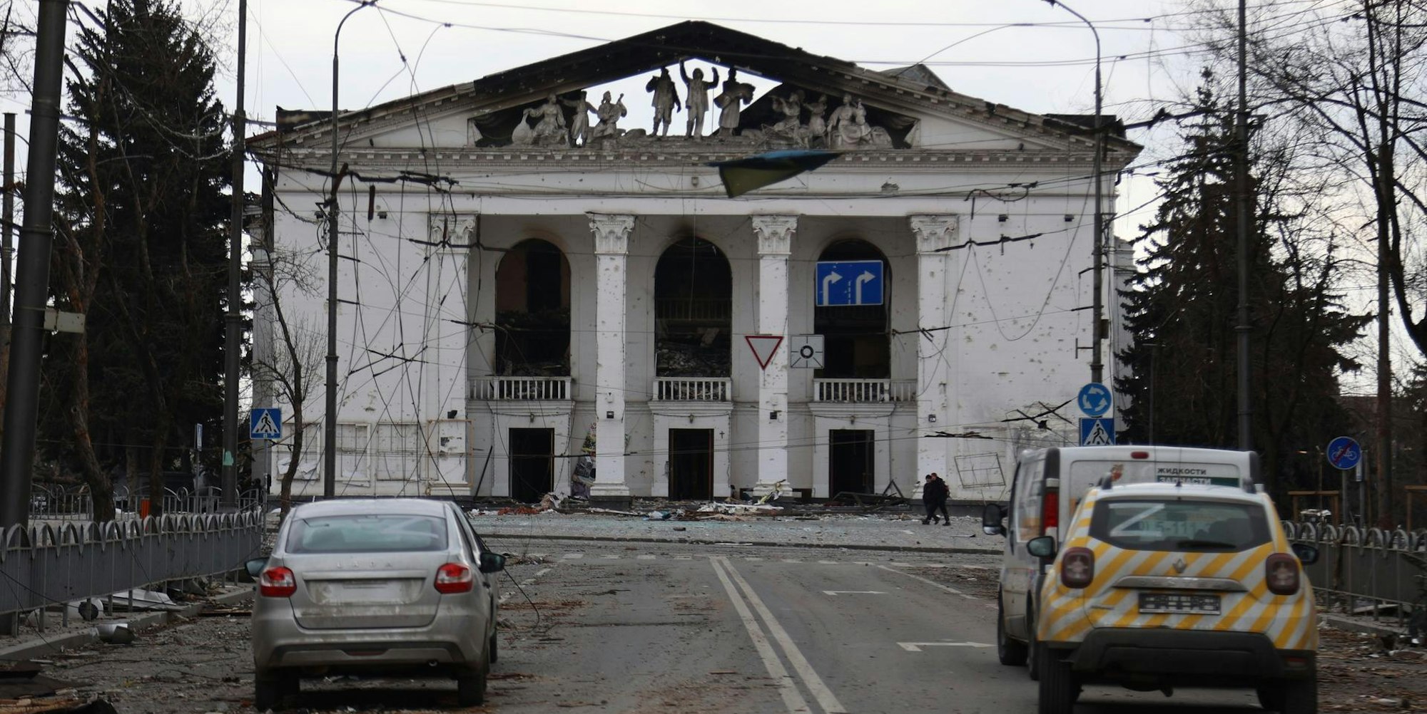 Mariupol Theater front ap 0505