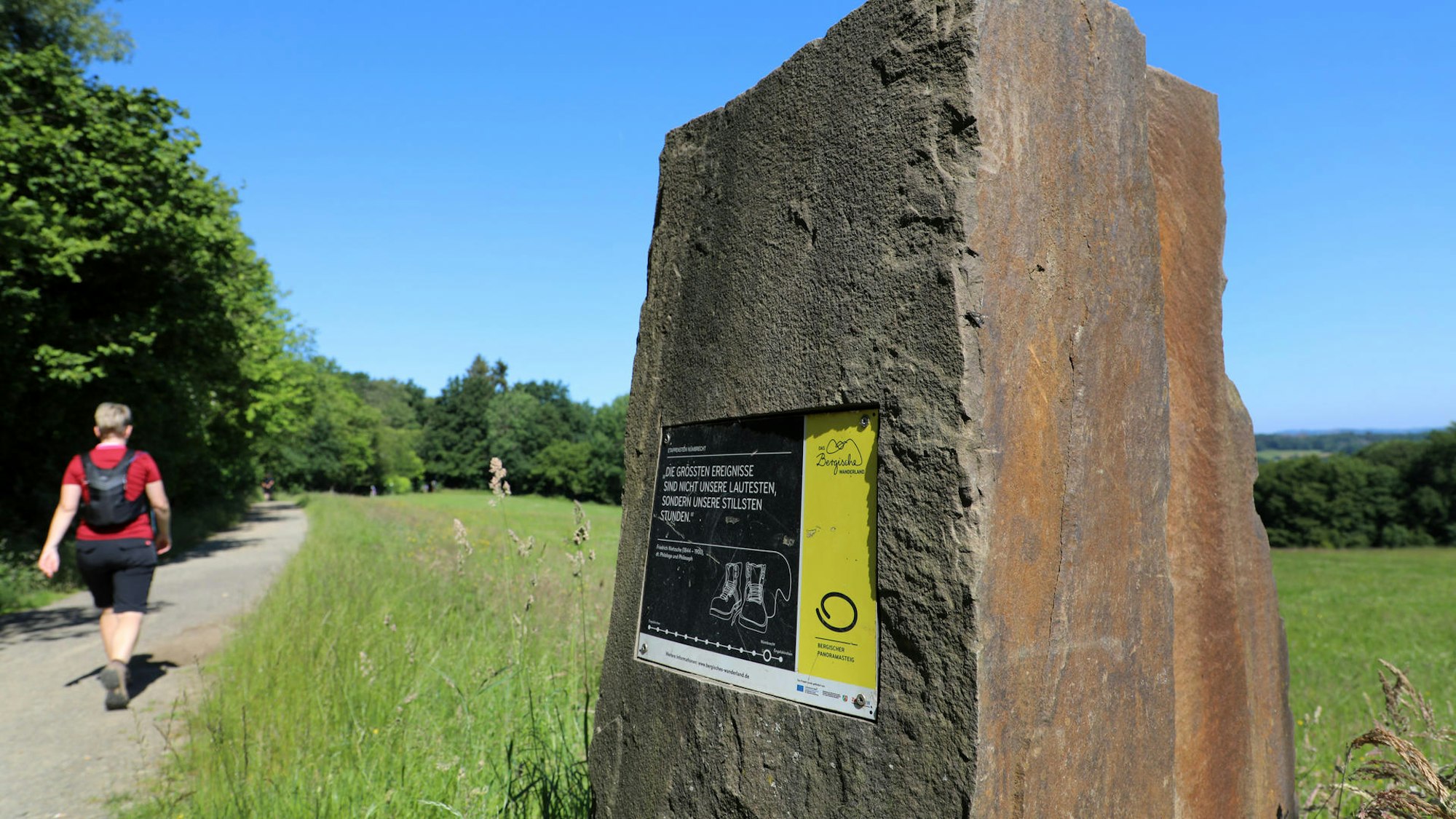 panoramasteig stein mit schild