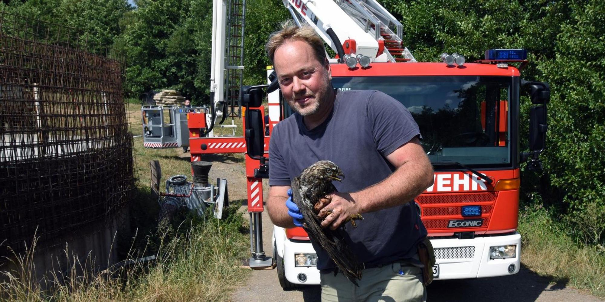 20220816_ds_Greifvogel_RettungAusGuellebecken_Breidenbach_Lindlar1