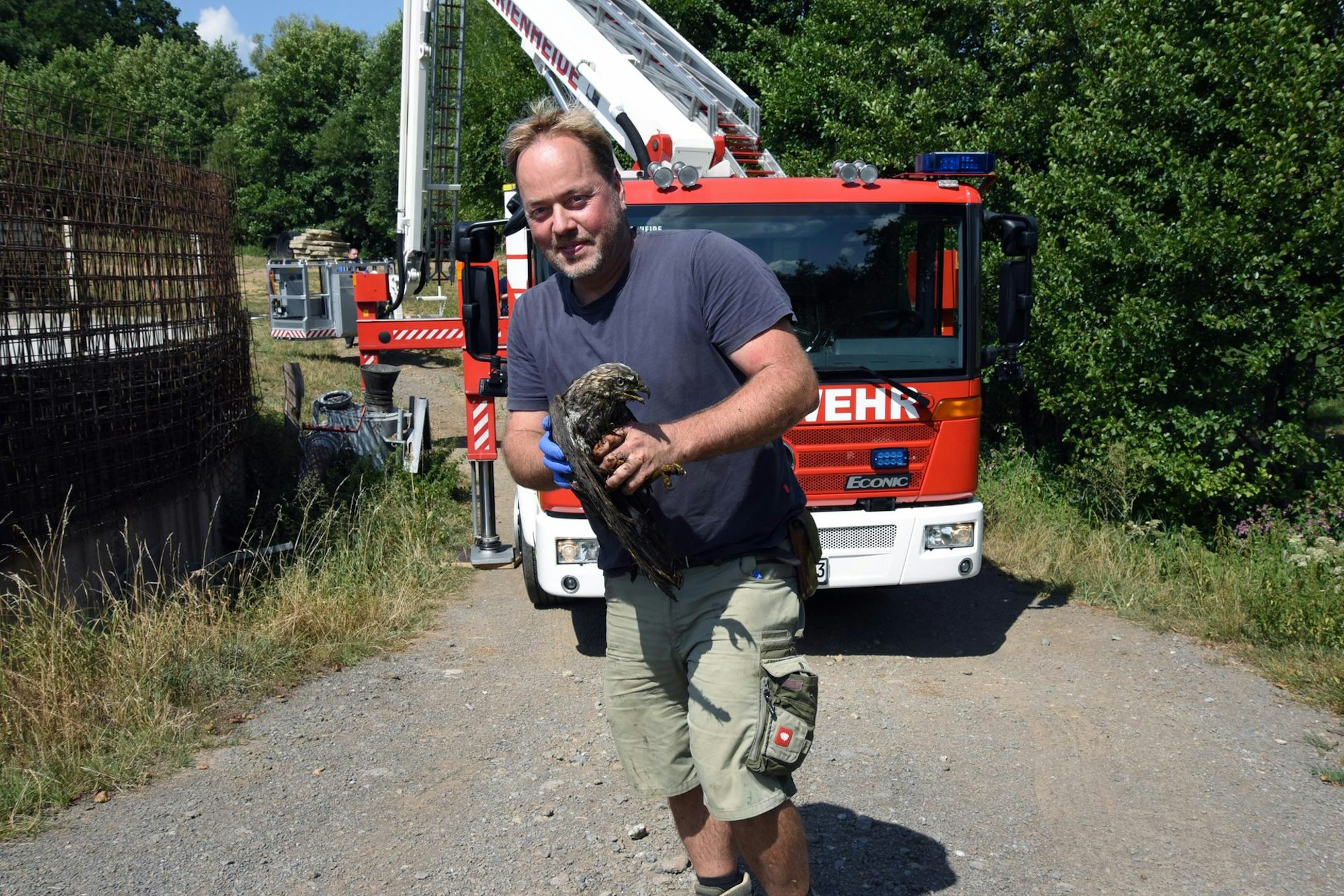 20220816_ds_Greifvogel_RettungAusGuellebecken_Breidenbach_Lindlar1