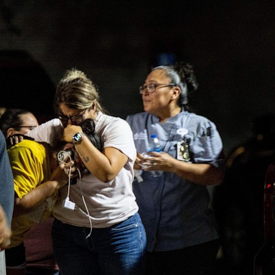 Uvalde Trauernde Menschen