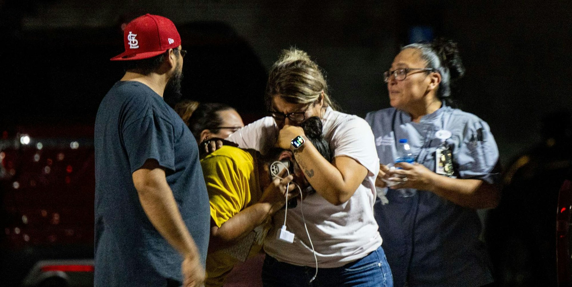 Uvalde Trauernde Menschen