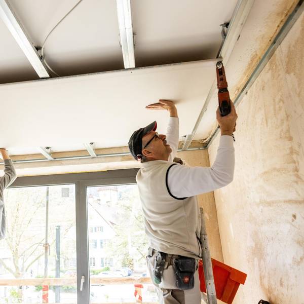 Stuckateure bei der Arbeit