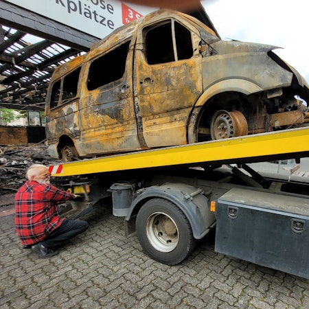 Das Feuer in der Waldbröler Markthalle zerstörte im April auch die beiden dort abgestellten Bürgerbusse.