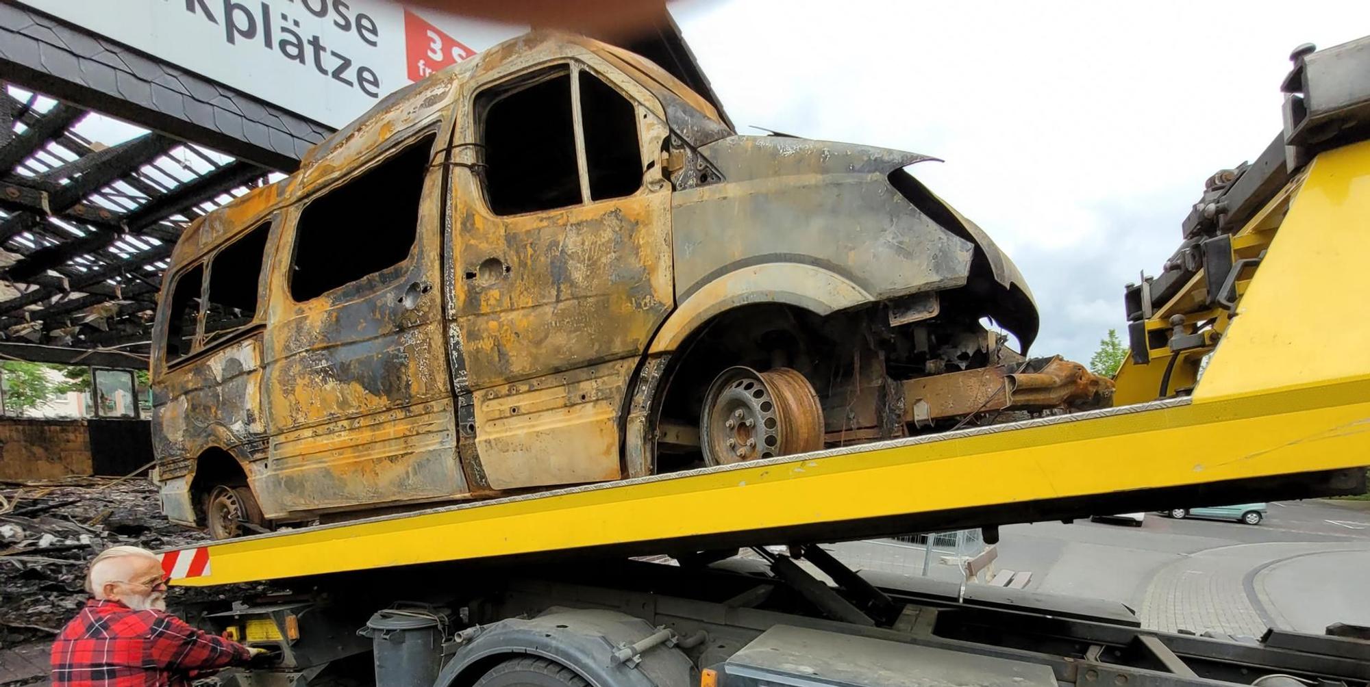 Das Feuer in der Waldbröler Markthalle zerstörte im April auch die beiden dort abgestellten Bürgerbusse.