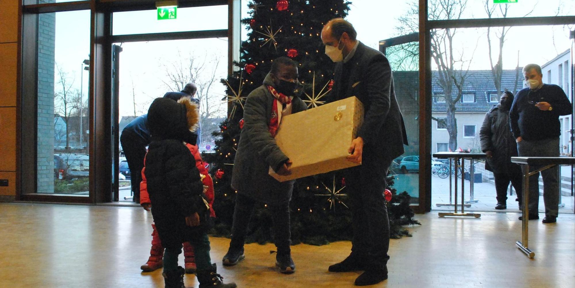 1_Geschenkübergabe_flo