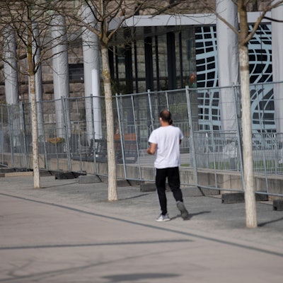 20210401_tb_Absperrgitter_Rheinboulevard_001