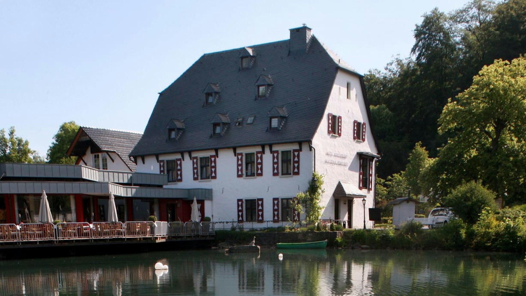 Schwan auf einem See vor alter Malteser Komturei