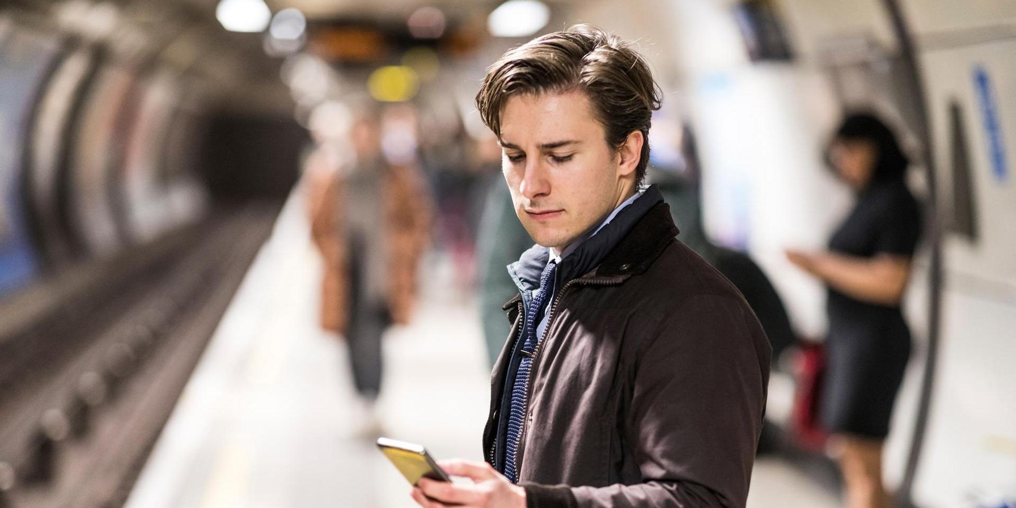 Mann guckt aufs Smartphone Getty Images